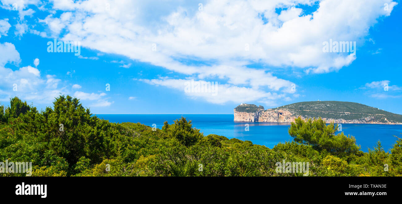 Il paesaggio della costa di Capo Caccia, in Sardegna, visto dalla Punta Giglio Foto Stock