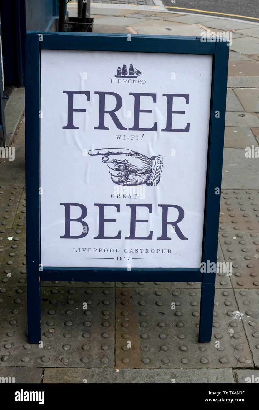 Divertente e fuorviante segno per "birra gratis", Liverpool, in Inghilterra, Regno Unito. Foto Stock