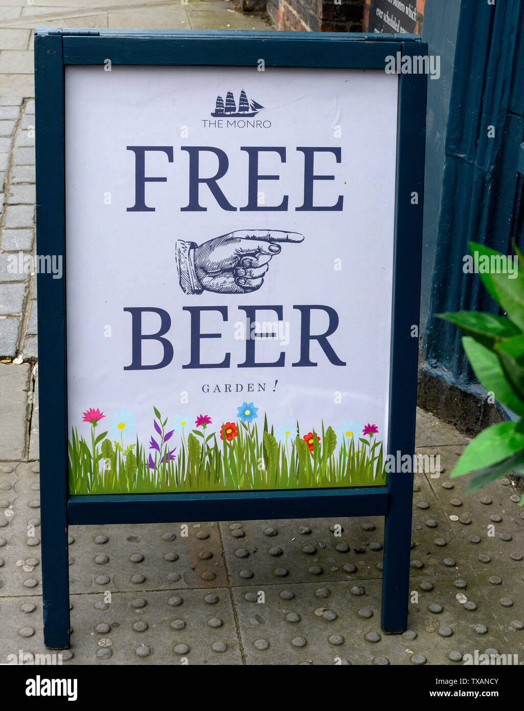 Divertente e fuorviante segno per "birra gratis", Liverpool, in Inghilterra, Regno Unito. Foto Stock