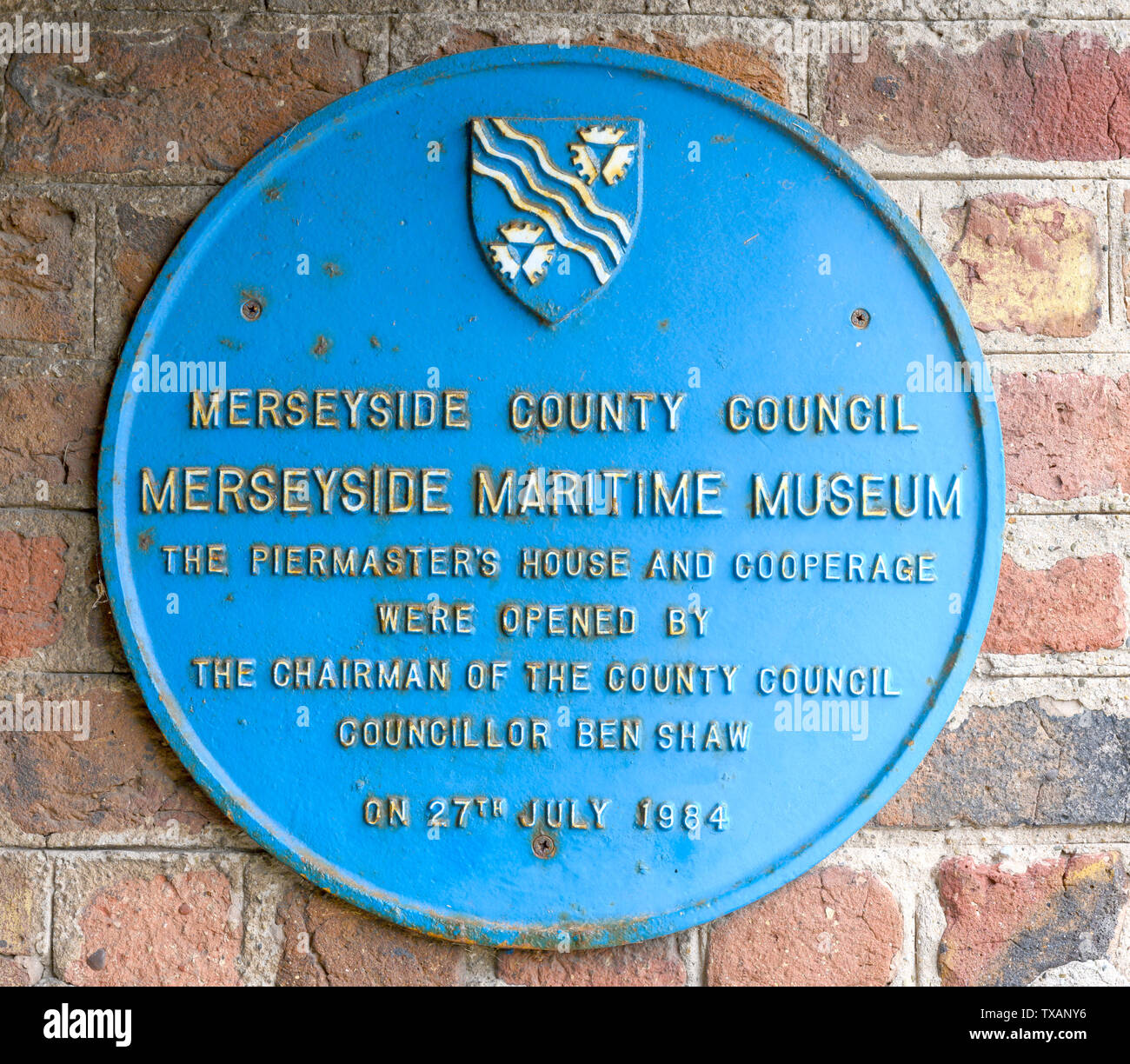 Targa blu del Merseyside County Council presso il Merseyside Maritime Museum, Albert Dock, Liverpool, England, Regno Unito Foto Stock