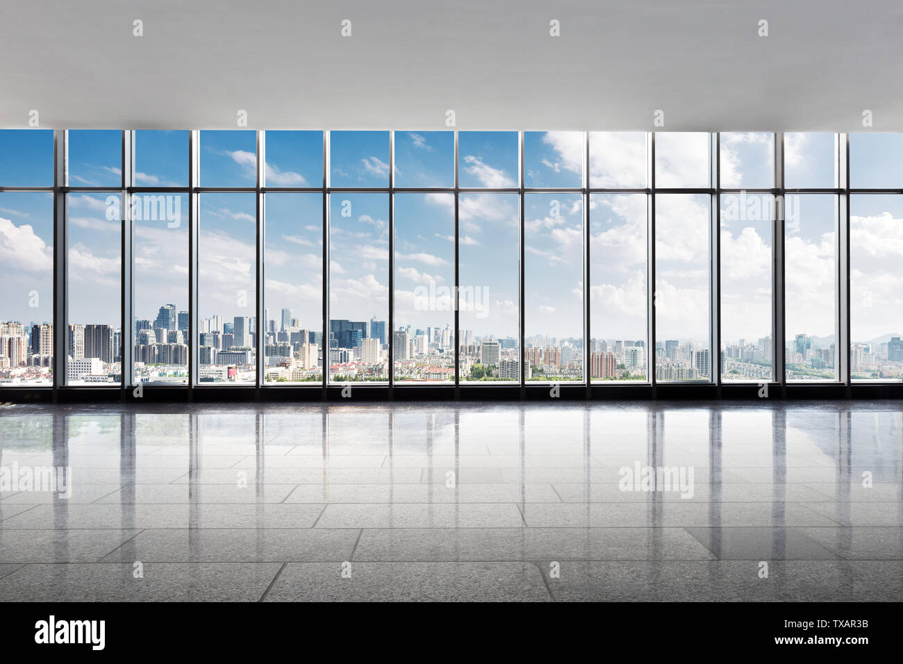 Edificio di riflessione con city sky con moderno in vetro e fotografia commerciale nessuno dispone di office Foto Stock