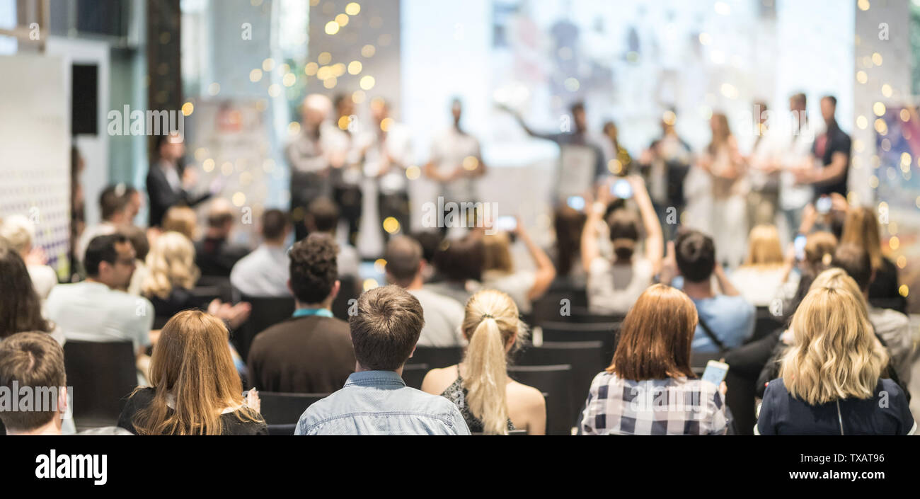 Young business team riceve premio al miglior progetto di impresa concorrenza evento. Foto Stock