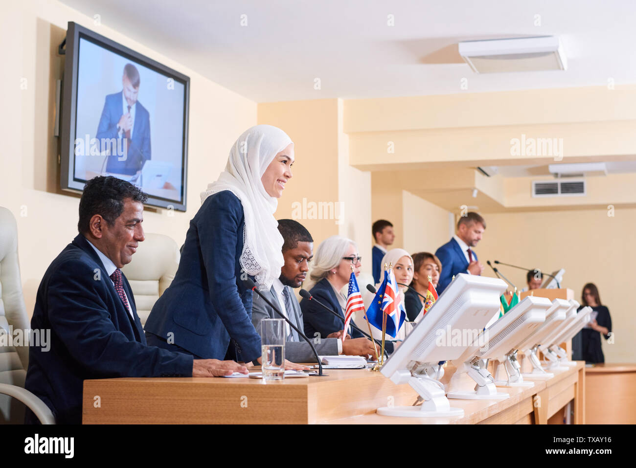 Giovani Musulmani di successo delegato femmina nel convenzionale e il hijab Foto Stock