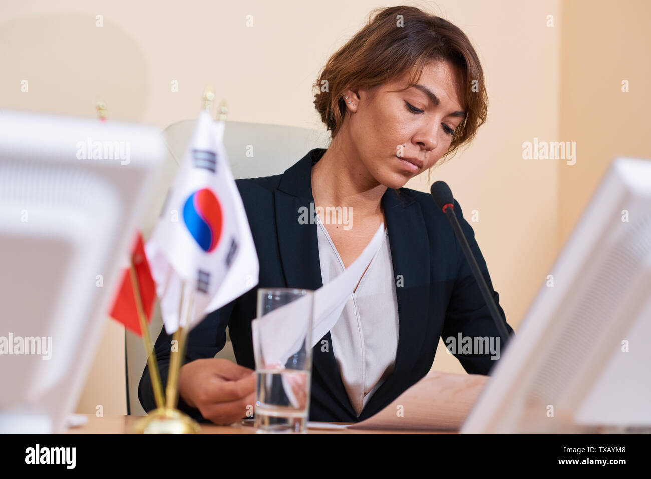 Giovani gravi ben vestito imprenditrice concentrando Foto Stock