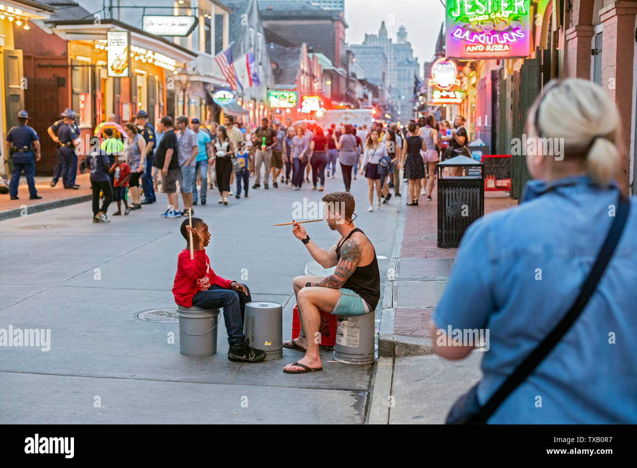 New Orleans, Louisiana - i turisti su Bourbon Street. Foto Stock