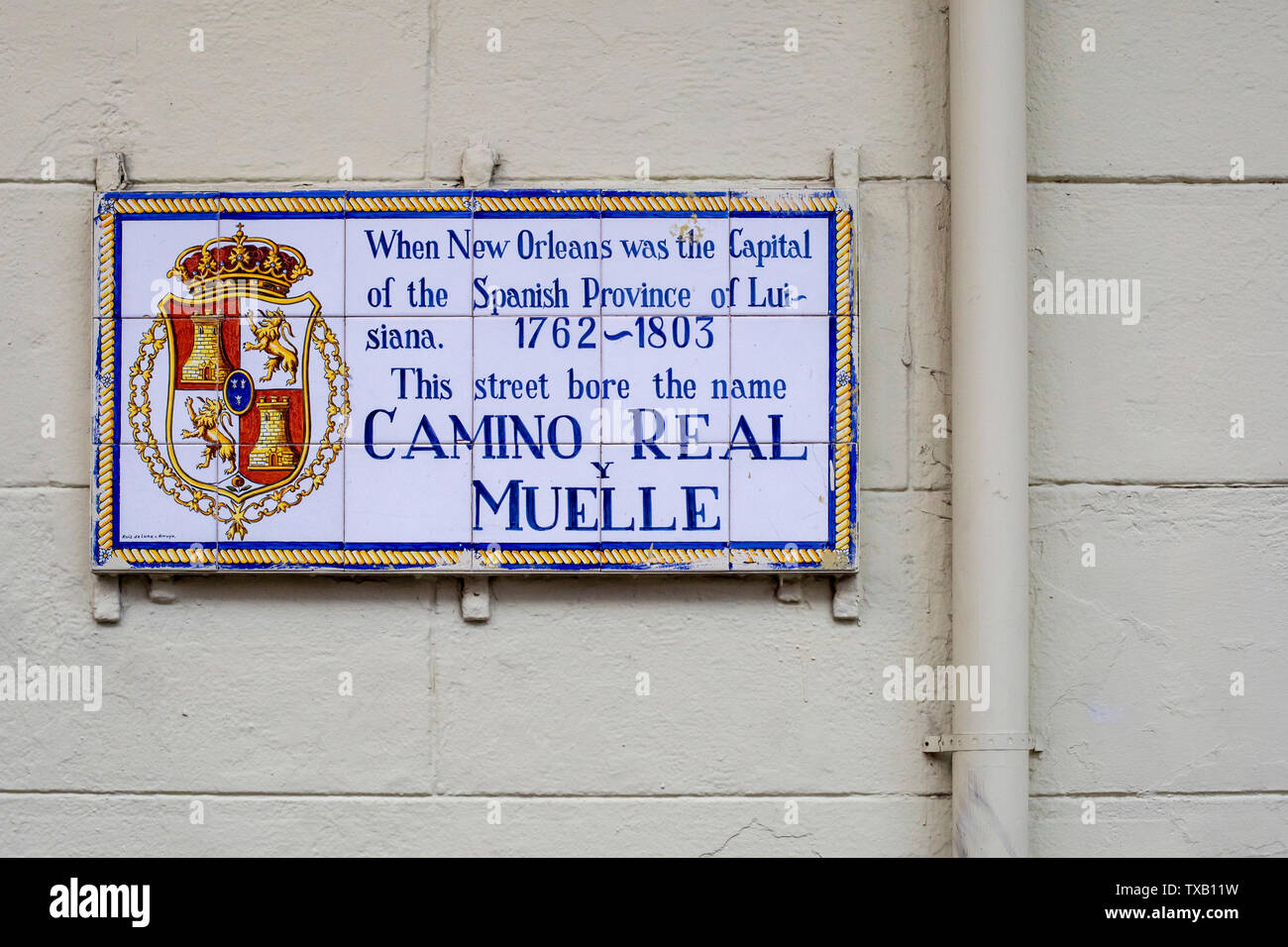 New Orleans, Louisiana - una lapide posta nel Quartiere Francese che mostra il nome di una strada quando lo spagnolo ha governato la Louisiana: Camino Real y El Muelle, o Royal Ro Foto Stock