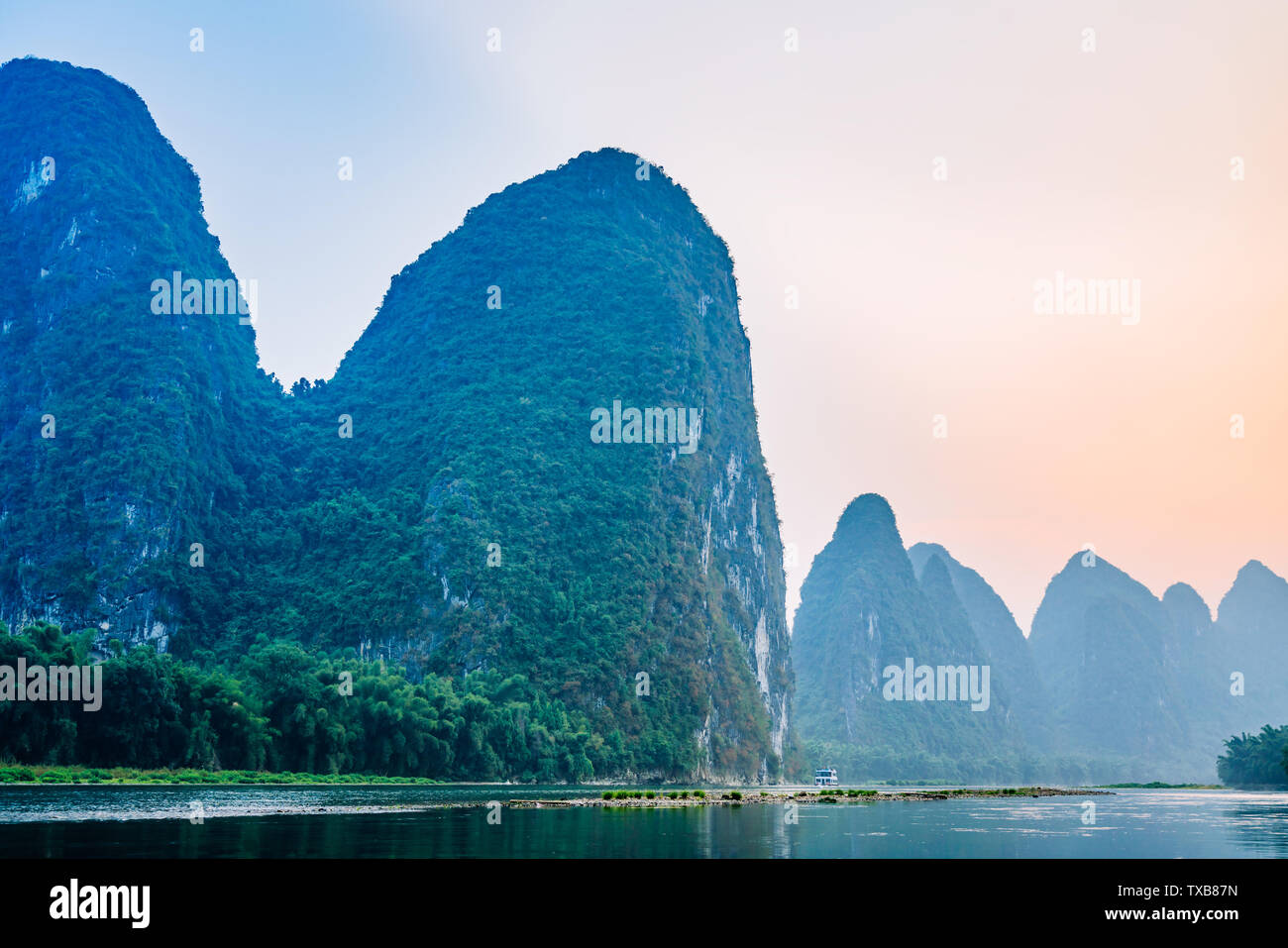 Rilievi carsici paesaggio in Yangshuo, Guilin, Guangxi, Cina Foto Stock