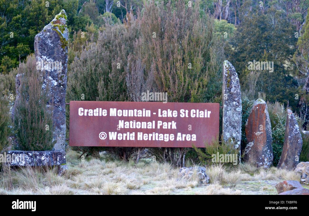 Ingresso segno sulla strada per il Cradle Mountain Lake St Clair Patrimonio Mondiale wilderness area del parco nazionale in Tasmania Australia Foto Stock