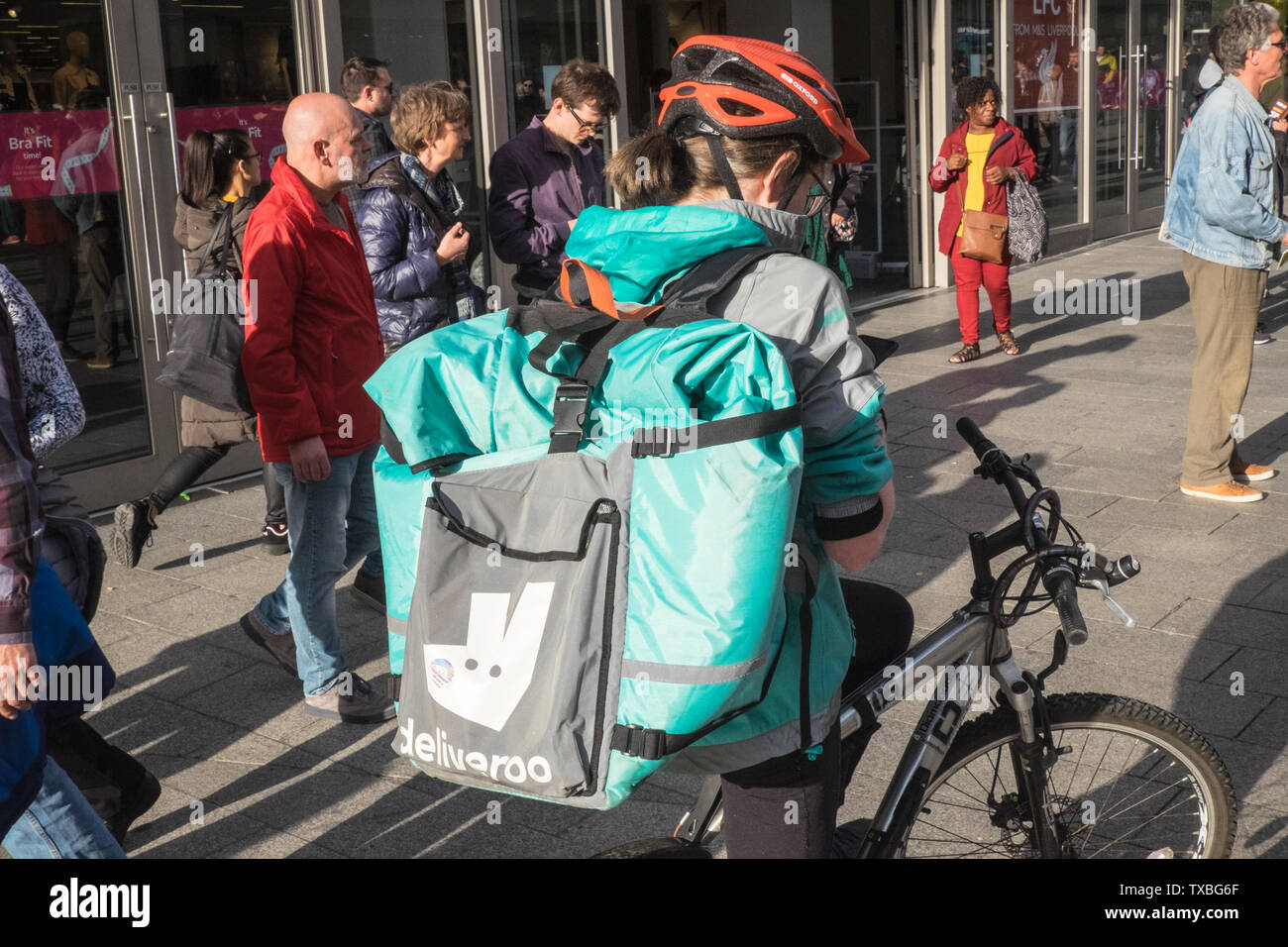 Deliveroo,bike,bicicletta,courier,cibo,trasporto,gig economia,Liverpool,Nord,Nord,città,nord ovest,Merseyside,l'Inghilterra,inglese,GB,Gran Bretagna,British,UK, Foto Stock