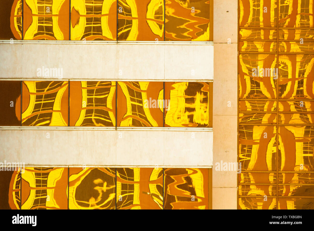 Abstract creato da giallo dorato riflessioni su edificio moderno windows Foto Stock
