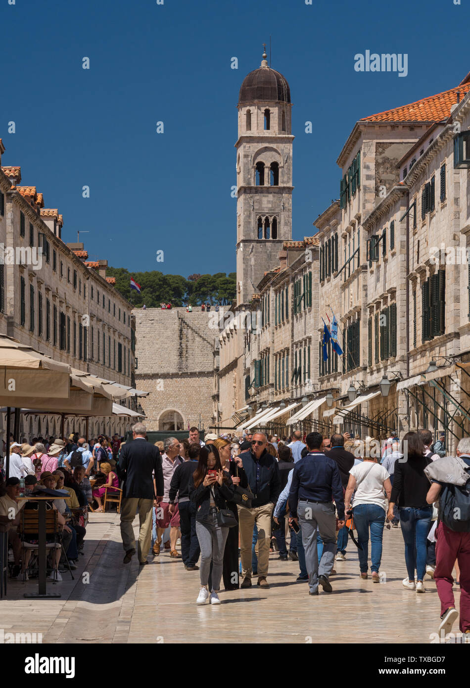 La folla di turisti nella città vecchia di Dubrovnik in Croazia Foto Stock