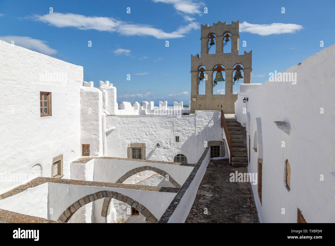 Torre campanaria sulla parte superiore del monastero di San Giovanni il Teologo a Chora sulla cima di una collina su Patmos isola in Grecia. Foto Stock