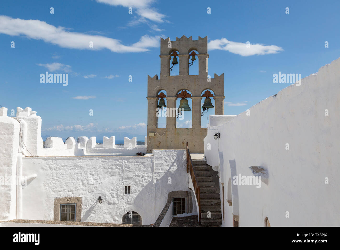 Torre campanaria sulla parte superiore del monastero di San Giovanni il Teologo a Chora sulla cima di una collina su Patmos isola in Grecia. Foto Stock