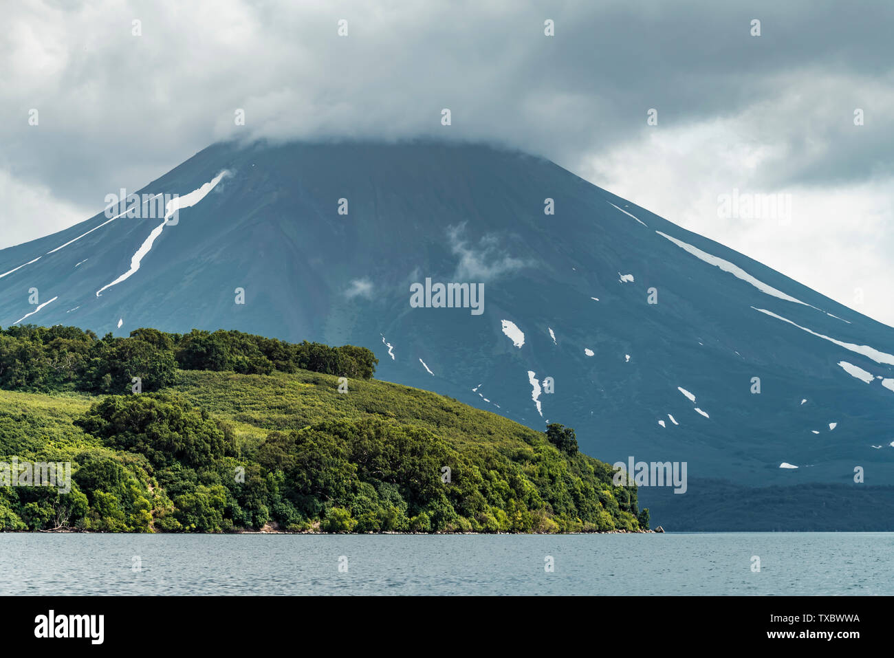 Vista del Vulcano Curili. E Curili lago,penisola di Kamchatka,Russia Foto Stock