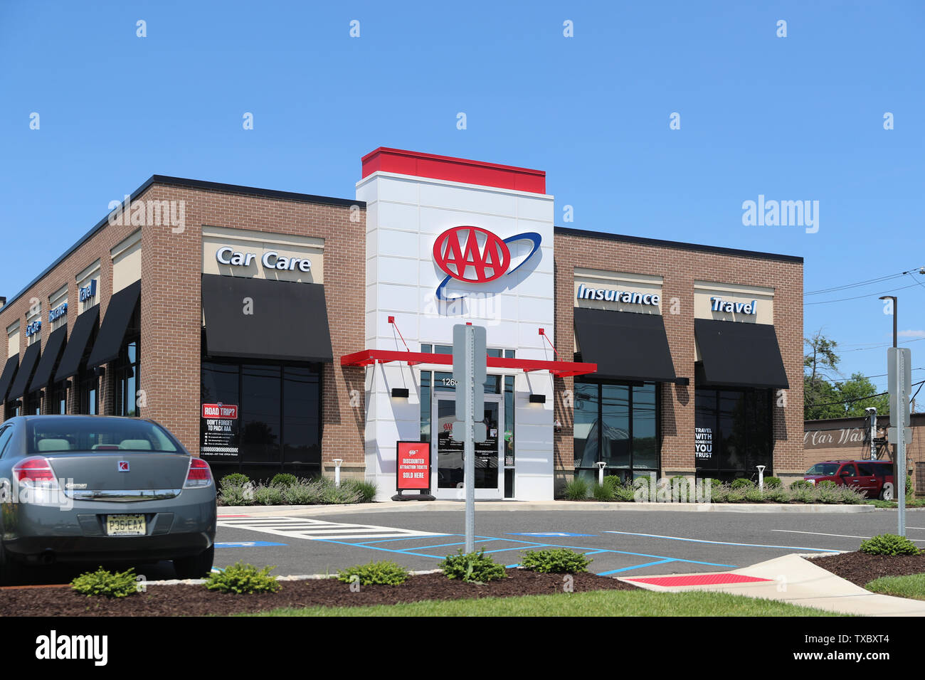 Princeton New Jersey - Giugno 23, 2019:Logo per l'American Automobile Association (AAA) sull'esterno di un ufficio aziendale edificio - Immagine Foto Stock