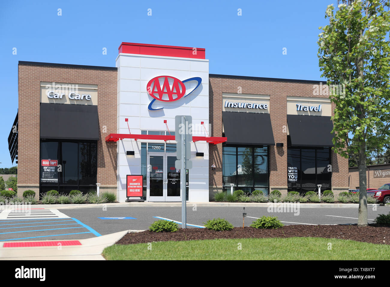 Princeton New Jersey - Giugno 23, 2019:Logo per l'American Automobile Association (AAA) sull'esterno di un ufficio aziendale edificio - Immagine Foto Stock