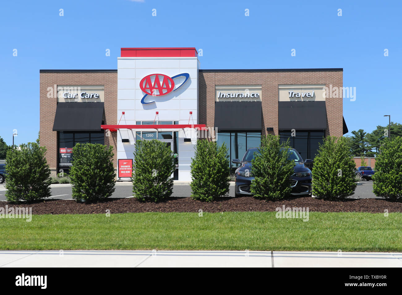 Princeton New Jersey - Giugno 23, 2019:Logo per l'American Automobile Association (AAA) sull'esterno di un ufficio aziendale edificio - Immagine Foto Stock