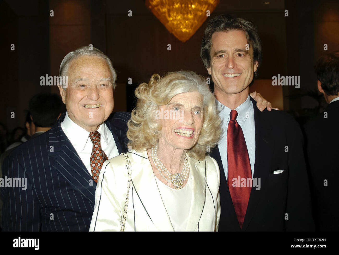 Sargent Shriver, Eunice Kennedy Shriver & Bobby Shriver presso la legge giorno saluto a R. Sargent Shriver, visionario di leader dell'America di 'guerra alla povertà", ospitata dal Centro nazionale sul diritto alla povertà, svoltasi presso il Beverly Hilton Hotel di Beverly Hills, CA. L'evento ha avuto luogo giovedì 1 maggio 2003. Foto di: SBM / PictureLux - Riferimento File # 33790-4849SMBPLX Foto Stock