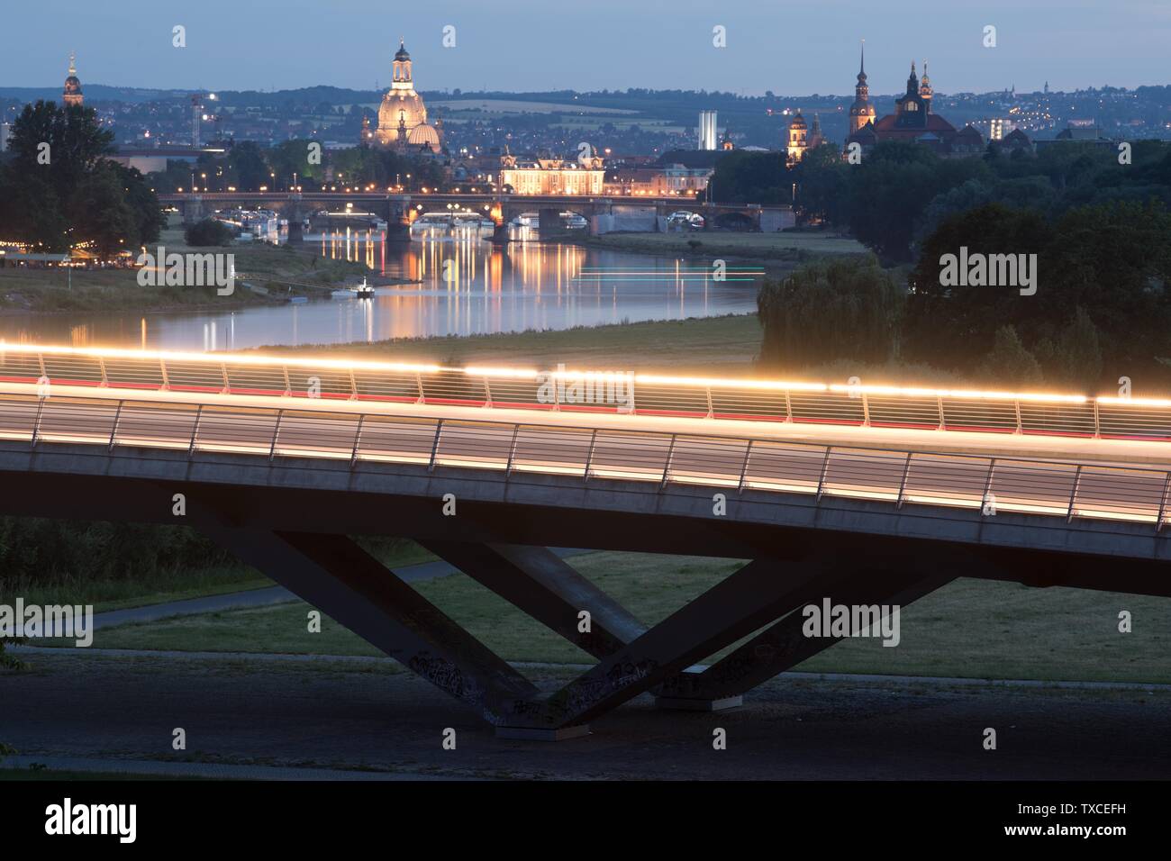 Dresden, Germania. Il 24 giugno 2019. Auto vanno oltre la Waldschlößchenbrücke (lunga esposizione). Dieci anni fa - il 25 giugno 2009 - UNESCO ha ritirato lo status di Patrimonio Universale da la Valle dell'Elba e Dresda dovuta a ponte essendo costruita al tempo. Credito: Sebastian Kahnert/dpa-Zentralbild/dpa/Alamy Live News Foto Stock