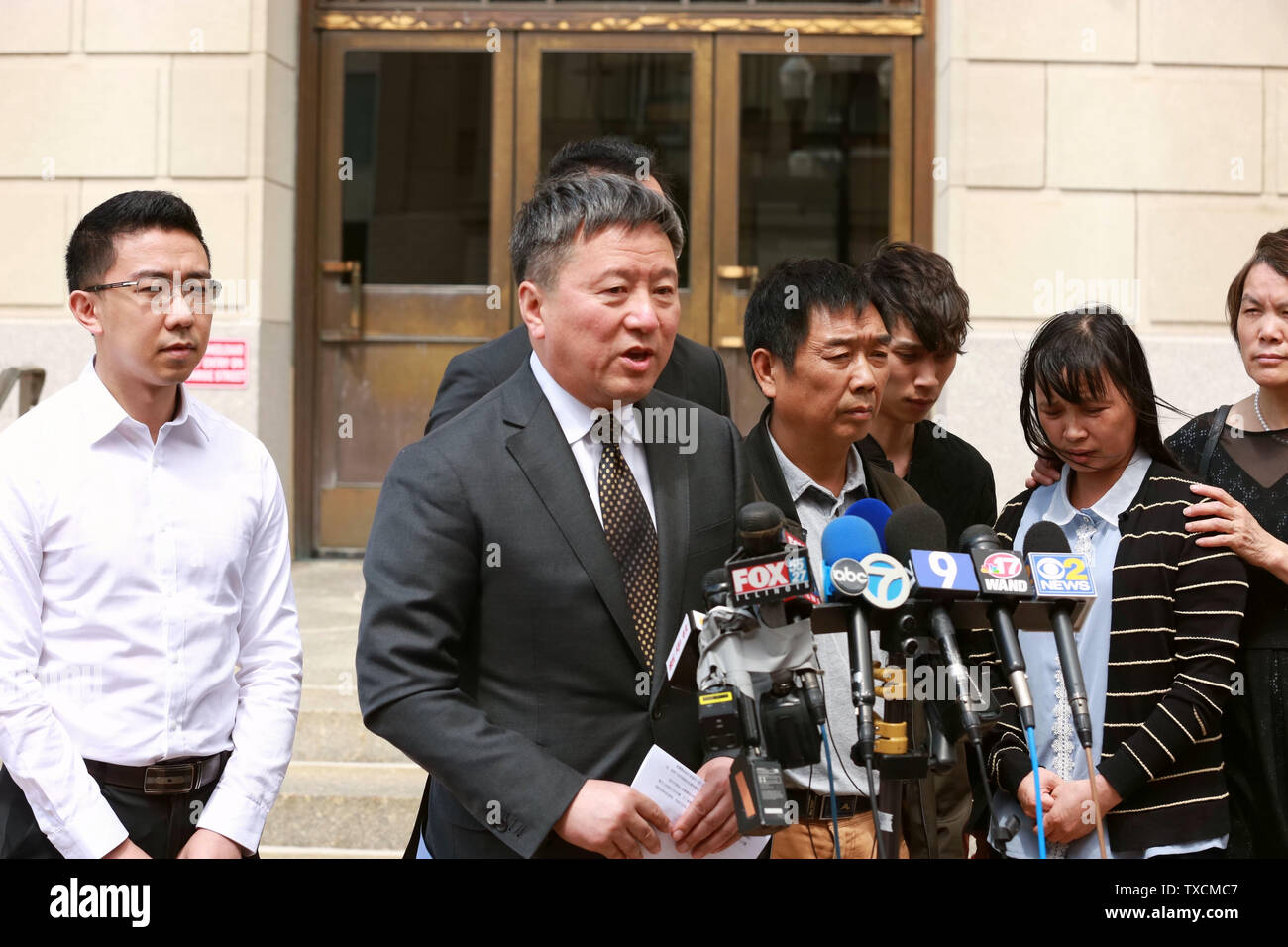 Peoria, Stati Uniti d'America. Il 24 giugno 2019. Wang Zhidong, consigliere giuridico presso la famiglia di visitare lo studioso cinese Zhang Yingying, parla alla stampa in prossimità della Federal Courthouse edificio in Peoria, Illinois, Stati Uniti, il 24 giugno 2019. Brendt Christensen, un ex studente di dottorato dell'Università dell'Illinois a Urbana-Champaign (UIUC), di lunedì è stata governata colpevole di rapimento e l uccisione di Zhang Yingying, una visita studioso cinese a UIUC, nel 2017. Credito: Wang Ping/Xinhua/Alamy Live News Foto Stock