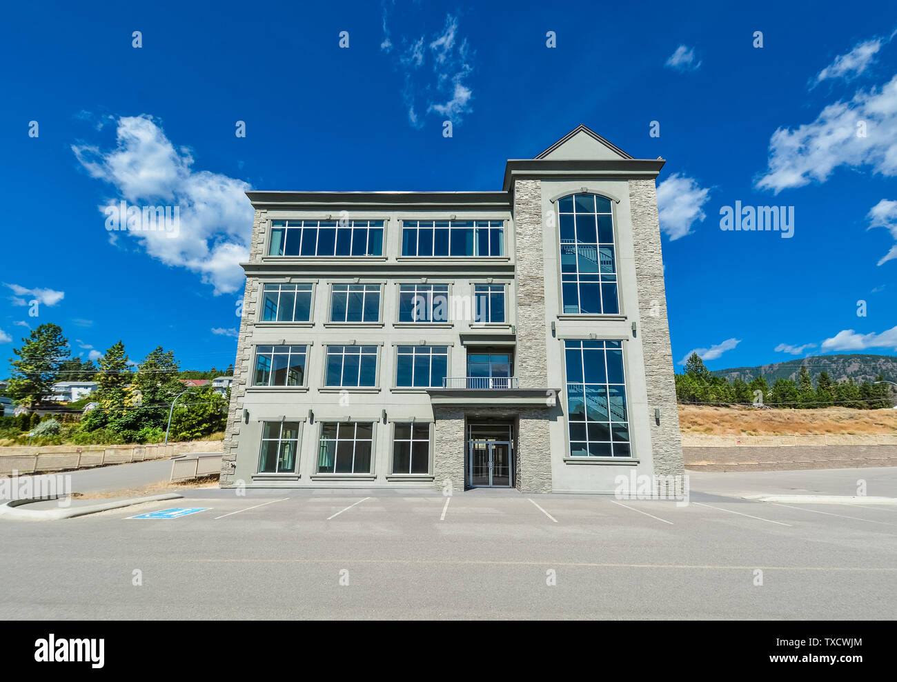 Nuovissimo edificio commerciale con retail e office space per la vendita o il leasing Foto Stock