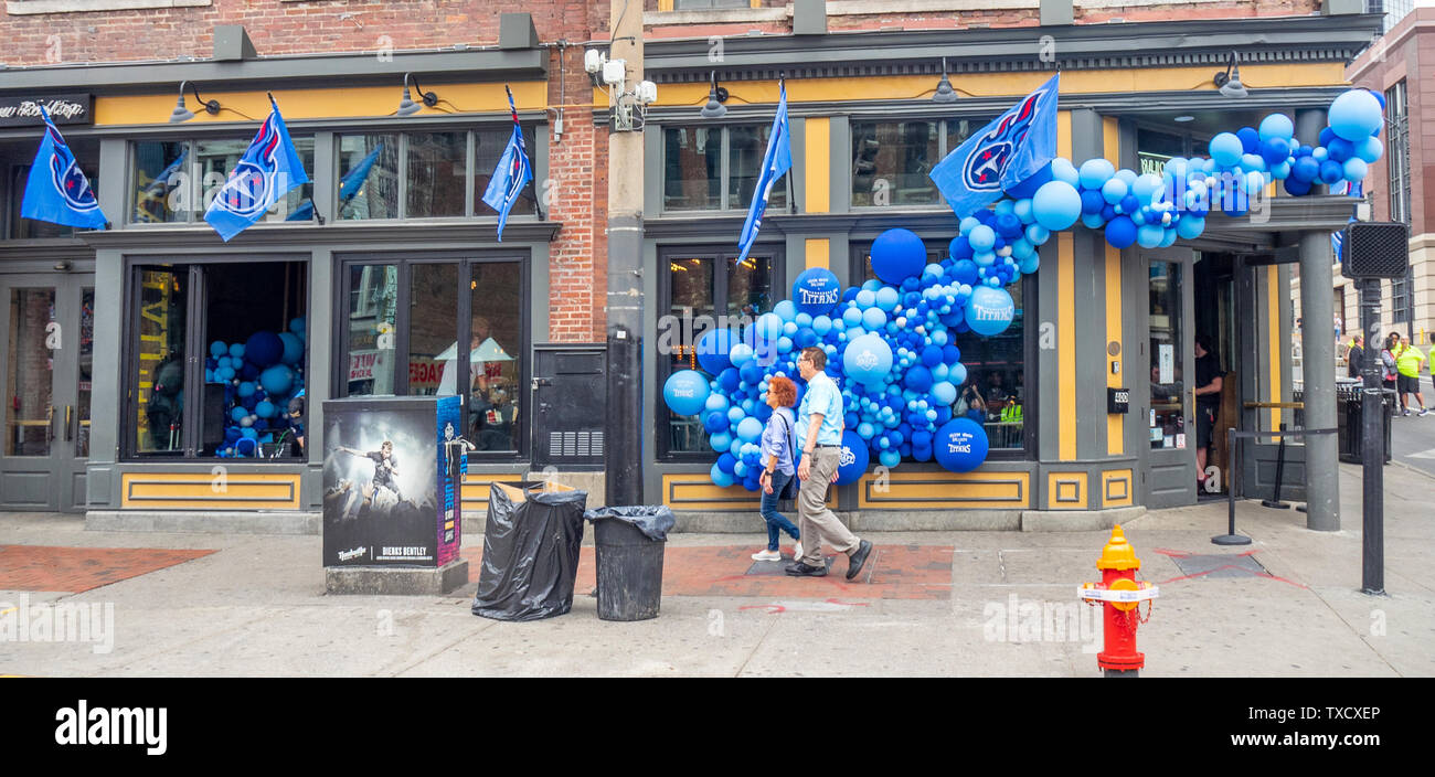 Dierks Bentley Whiskey fila Ristorante e bar su Broadway adornata con palloncini blu durante la cambiale di NFL 2019 Nashville Tennessee. Foto Stock