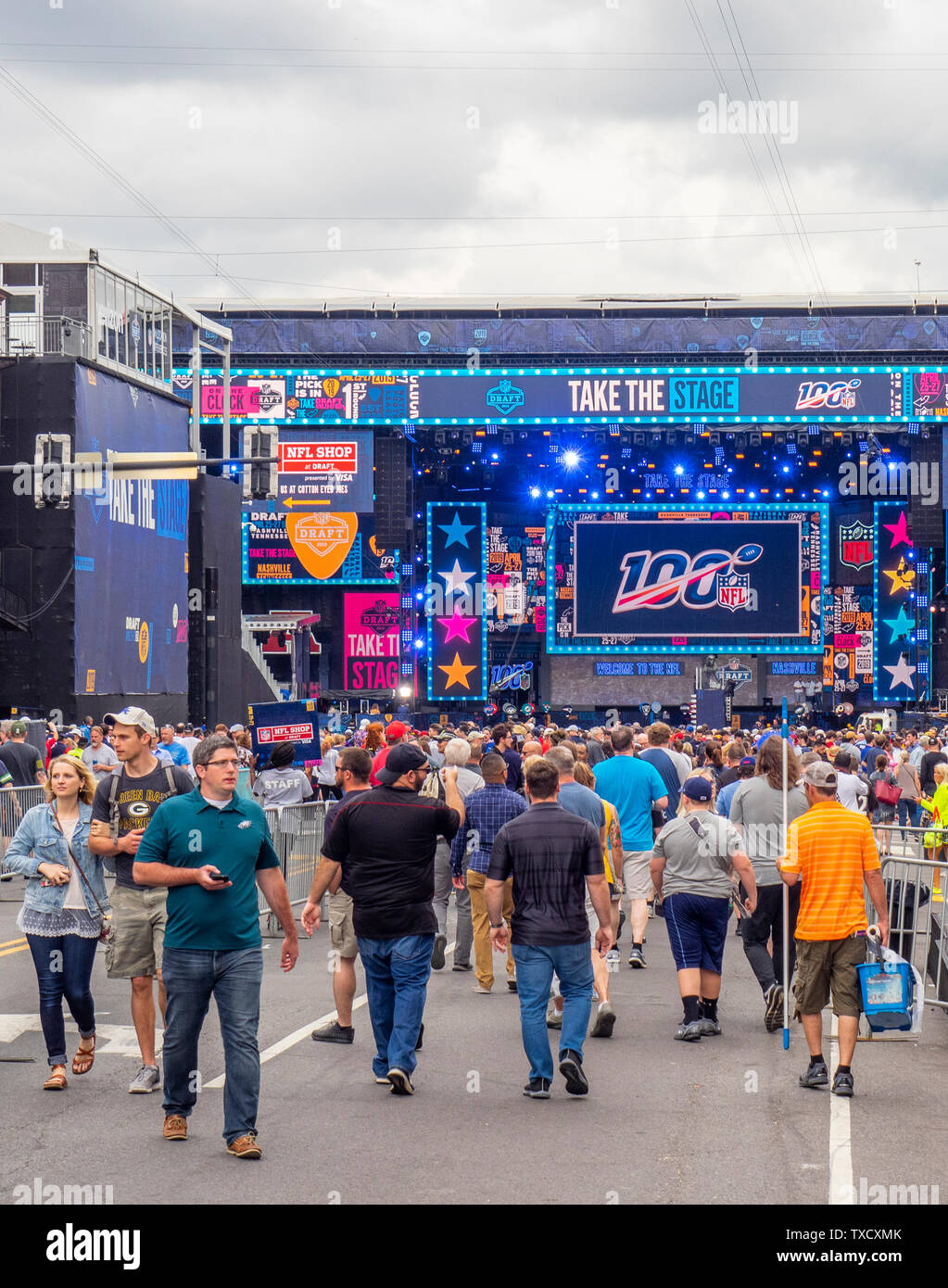 Ventilatori a piedi lungo Broadway at NFL Draft 2019 Nashville Tennessee negli Stati Uniti. Foto Stock