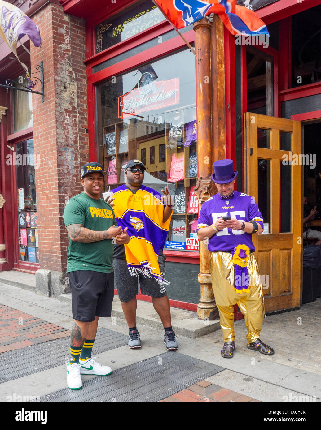Minnesota Vikings e Green Bay Packers i tifosi di calcio su Broadway in NFL Draft 2019 Nashville Tennessee. Foto Stock