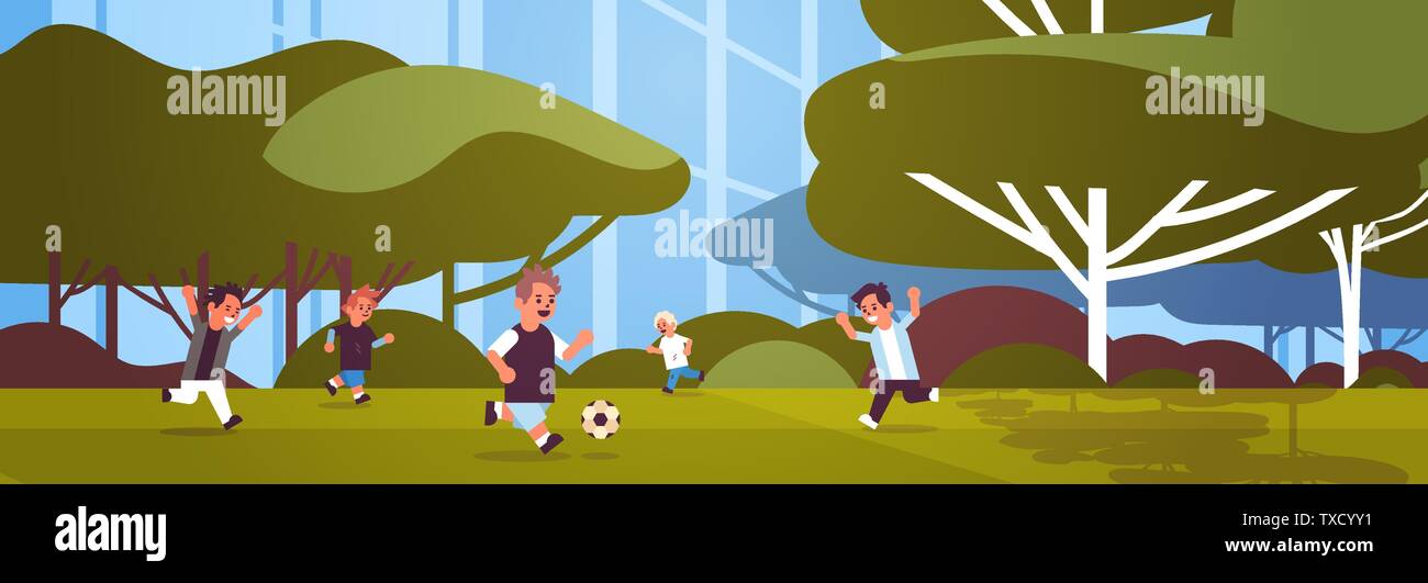 Scolari a giocare a calcio scuola elementare i bambini si divertono con pallone da calcio in erba sport concetto orizzontale piana di sfondo a piena lunghezza Illustrazione Vettoriale