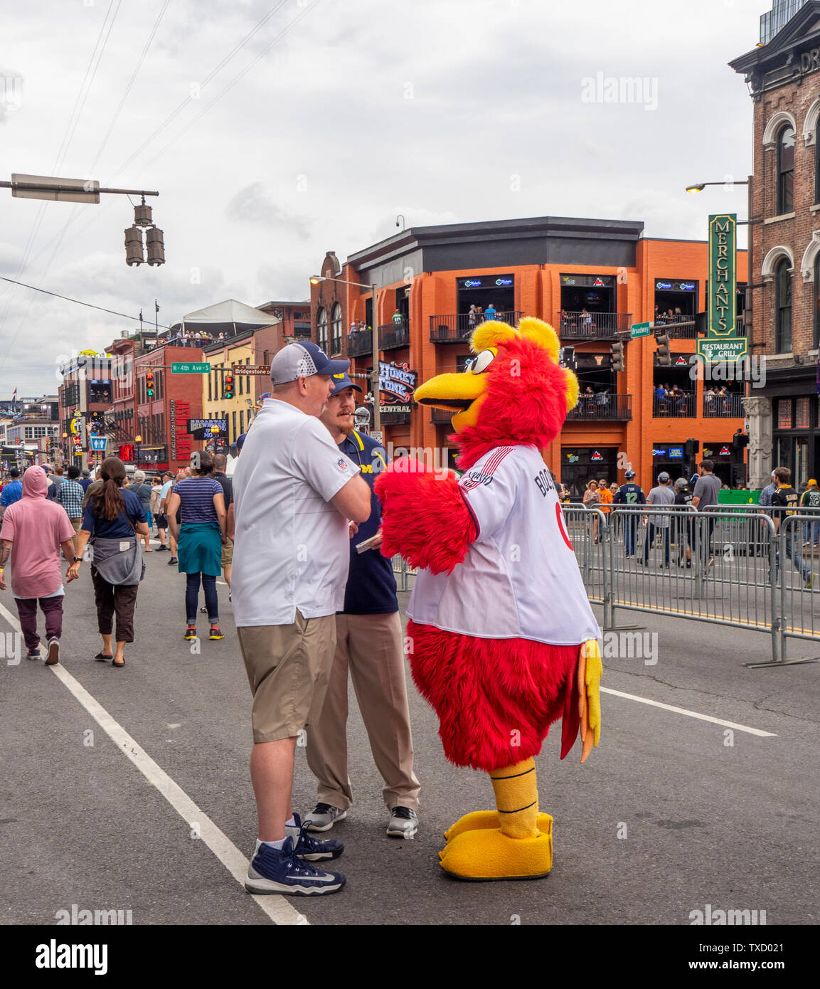 Suoni di Nashville baseball squadra mascotte Nash il Gallo Booster su Broadway in NFL Draft 2019 Nashville Tennessee negli Stati Uniti. Foto Stock