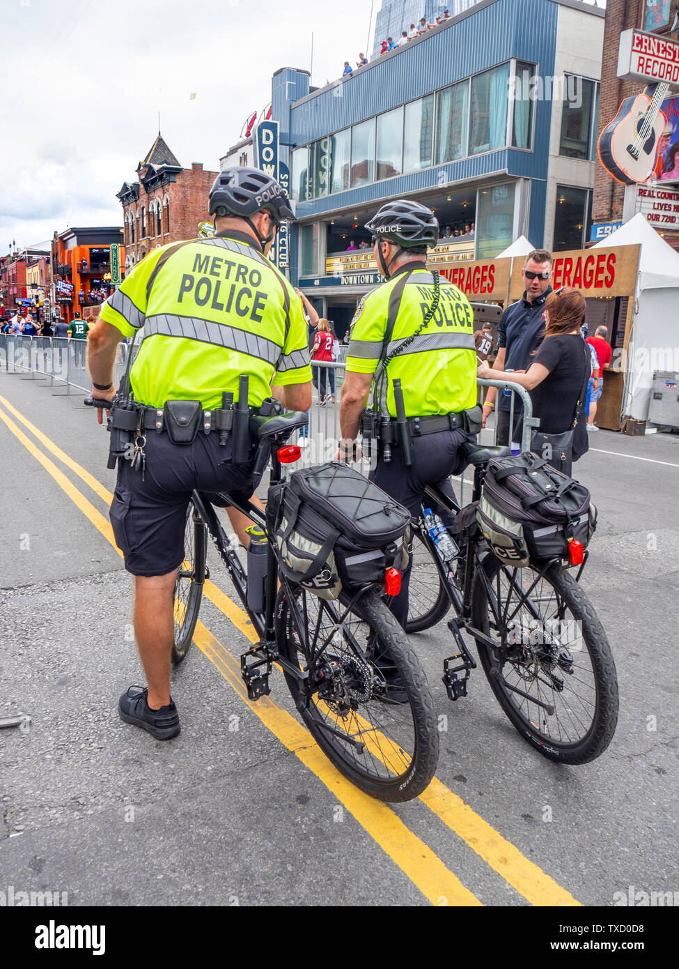 Metro Police su biciclette a NFL Draft 2019 Nashville Tennessee negli Stati Uniti. Foto Stock