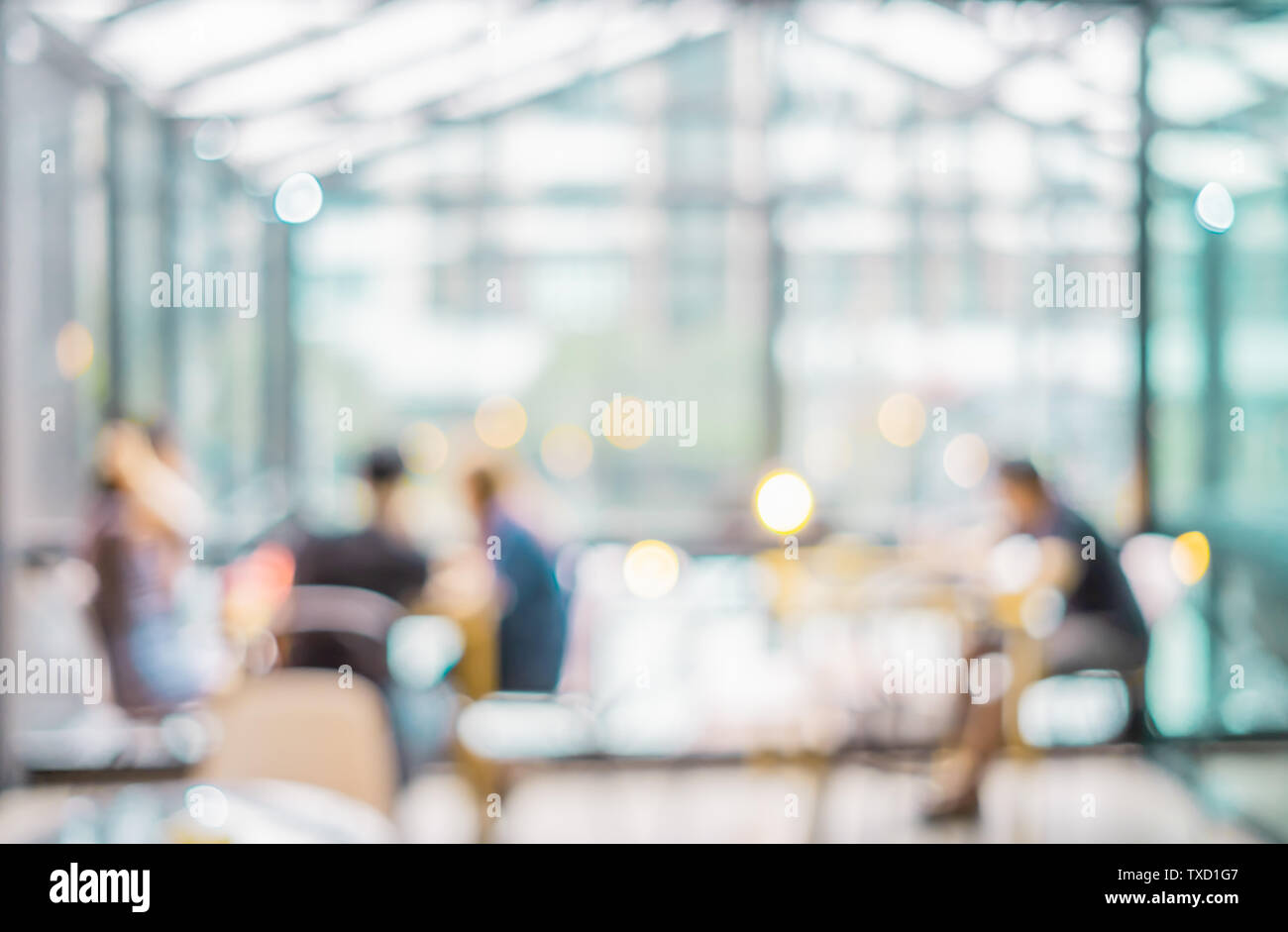 Sfocare lo sfondo del cliente seduto nella caffetteria o ristorante cafe con luce bokeh di fondo Foto Stock