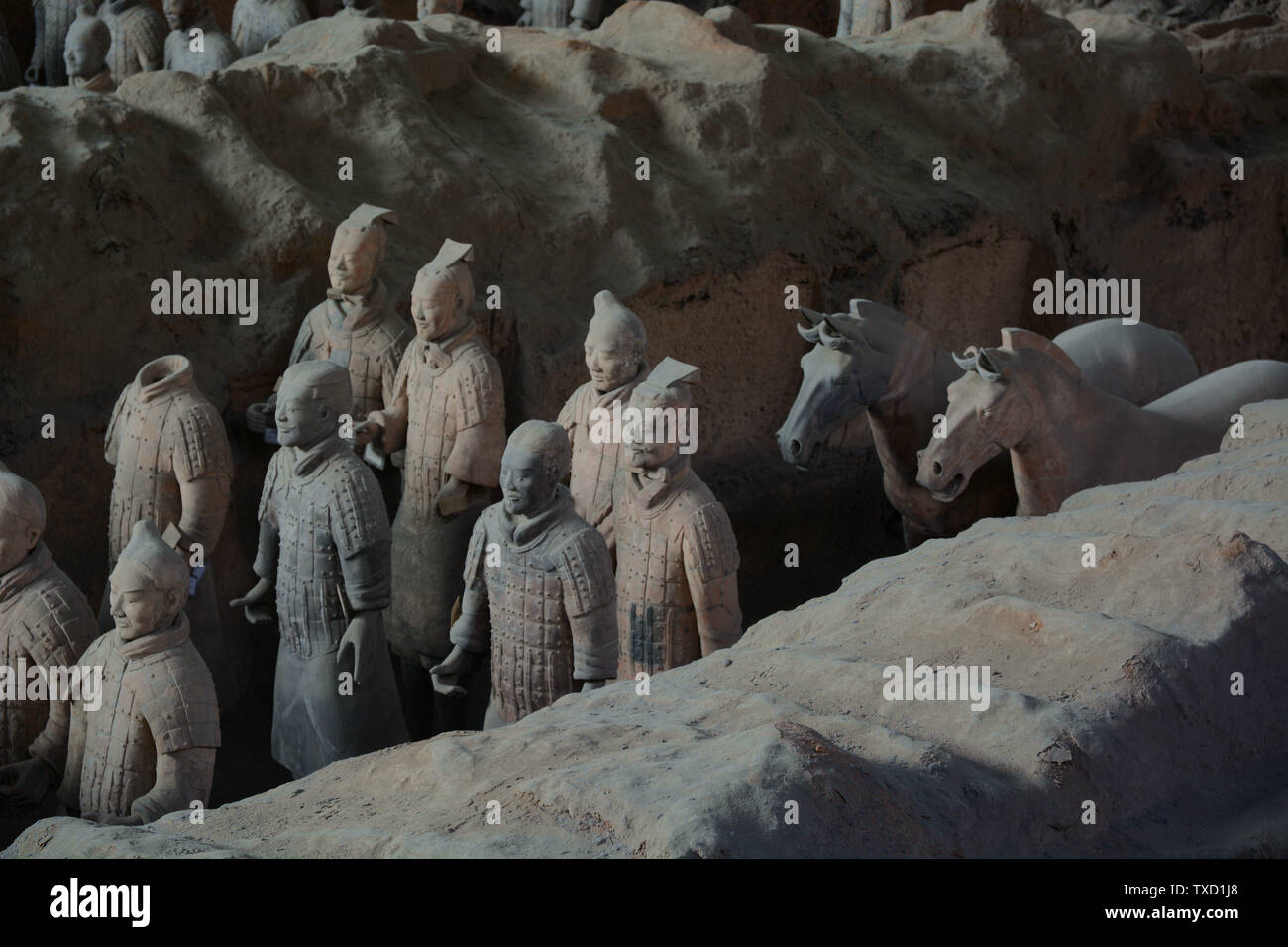 Shaanxi shaanxi, Cina. Il 25 giugno, 2019. shaanxi, Cina - 25 giugno 2019:Il Museo dell'Esercito di Terracotta si trova a est del distretto di lintong, xi "una città, provincia di Shaanxi.it è una grande tomba nel cimitero di ying zheng, il primo imperatore feudale della Cina.Con un'area di 2,18 milioni di metri quadrati, il cimitero è il più antico museo militare in Cina.Il Museo dell'Esercito di Terracotta è stato aperto al pubblico a casa e all'estero nel 1979, e la sua scoperta è stato chiamato l'ottava meraviglia del mondo. Credito: SIPA Asia/ZUMA filo/Alamy Live News Foto Stock