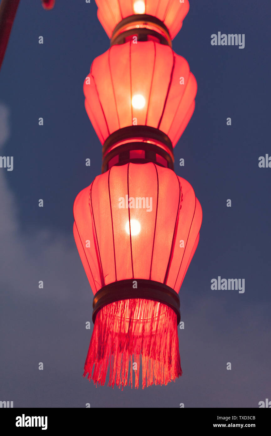 La peste lanterne rosse sulle pareti di Xi'an Foto Stock