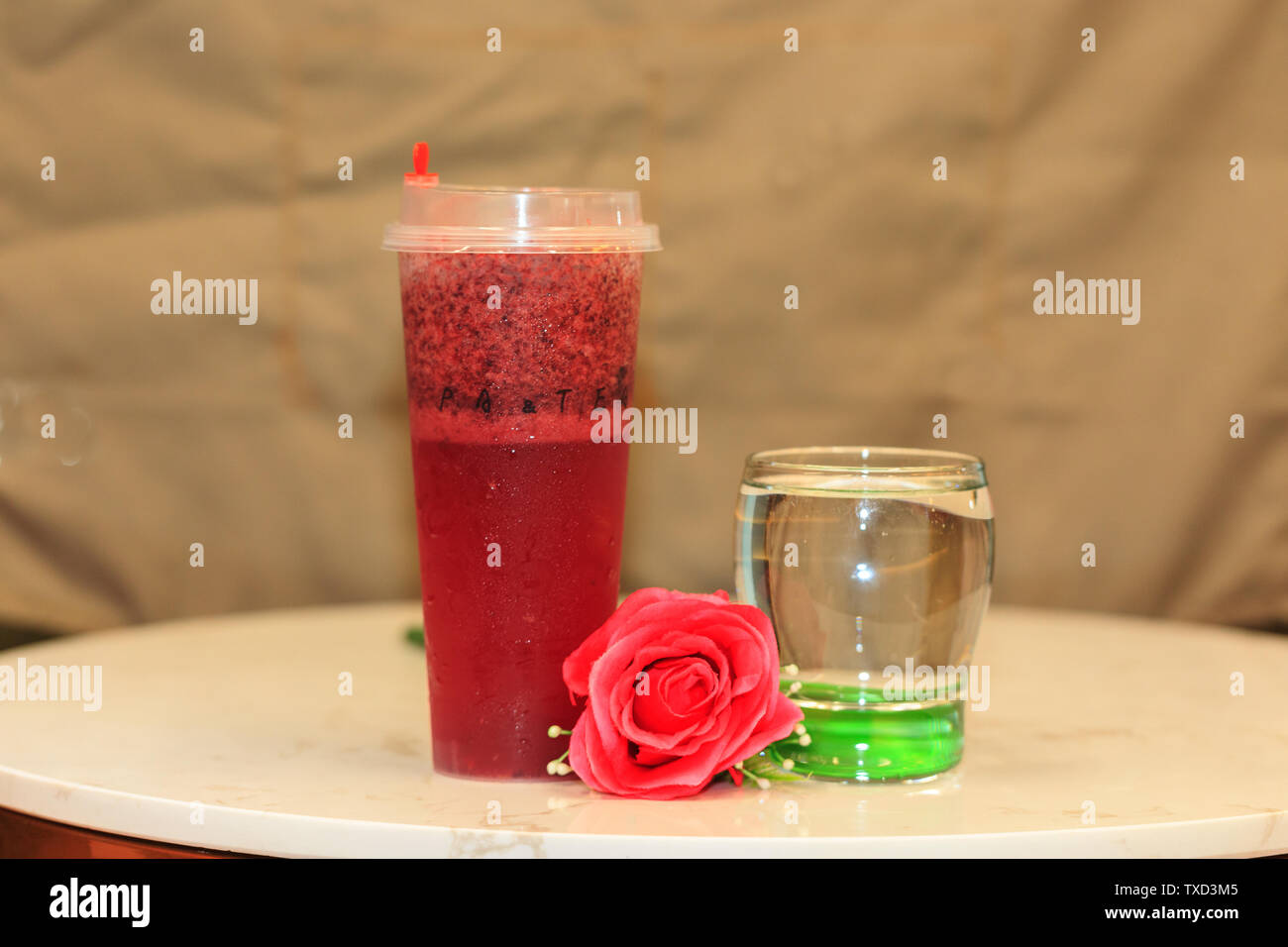 Nessuno tiene un bicchiere. Bere una candela. Vino ancora in vita. Tavolo con tazza da tè (contenitore) il legno con il cibo in camera. Rilassarsi in camera Foto Stock