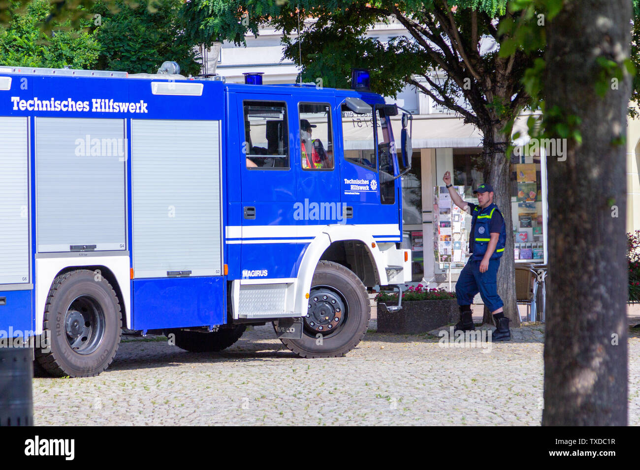 PEINE / GERMANIA - Giugno 22, 2019: Tedesco tecnico il servizio di emergenza i carrelli si erge a evento pubblico, giorno dell'uniforme. Technisches Hilfswerk, THW significa Foto Stock