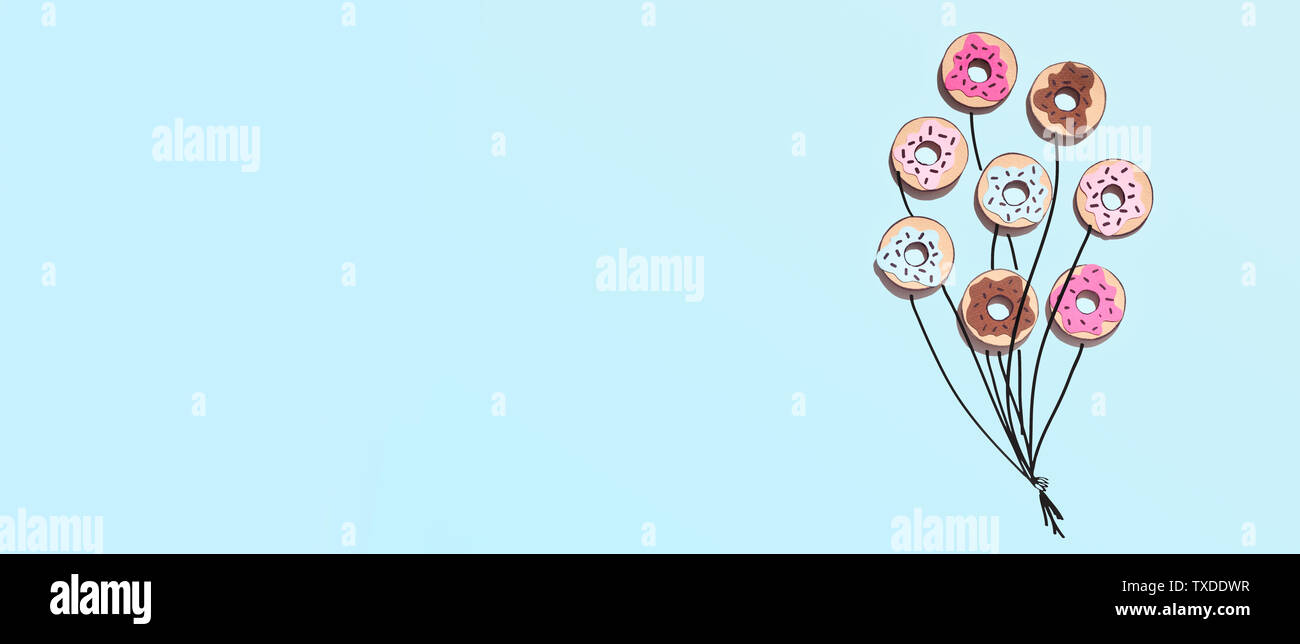 Cucina creativa del minimalismo. Le ciambelle in forma di palloncini blu su sfondo di estate, panorama, spazio di copia Foto Stock