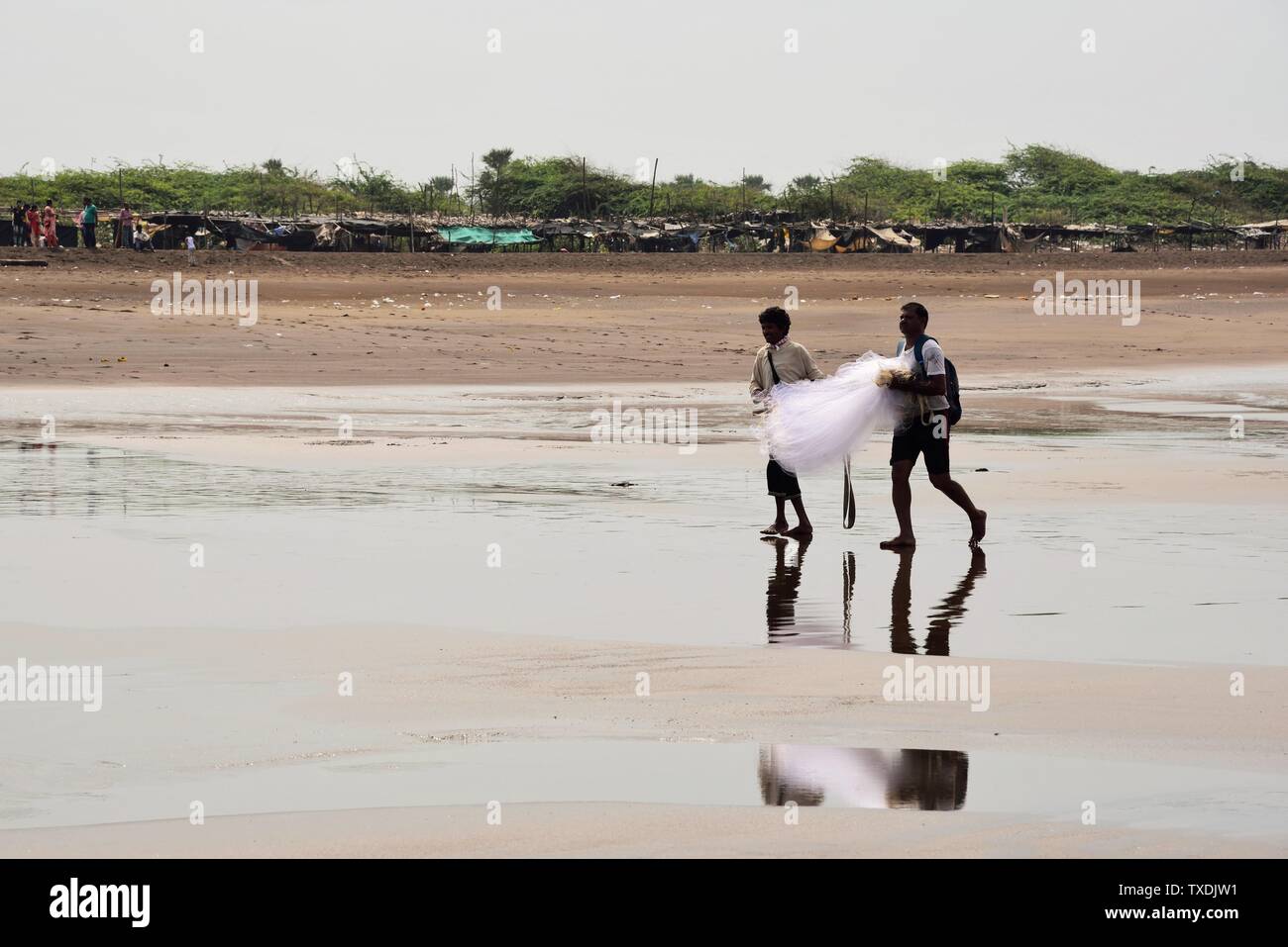 I pescatori, Ubharat beach, Navsari, Gujarat, India, Asia Foto Stock
