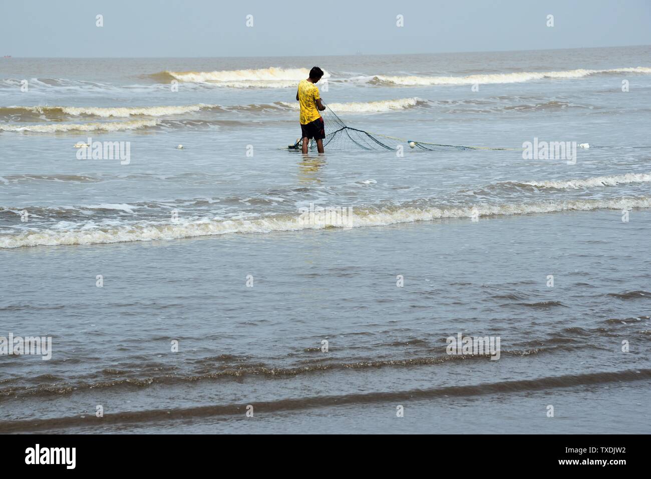 I pescatori, Ubharat beach, Navsari, Gujarat, India, Asia Foto Stock