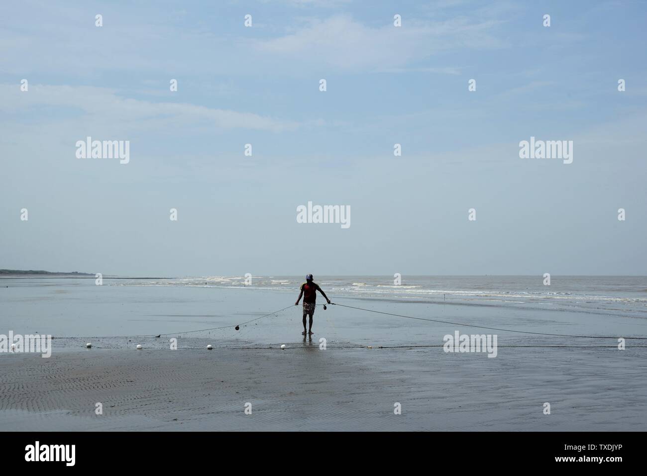 I pescatori, Ubharat beach, Navsari, Gujarat, India, Asia Foto Stock