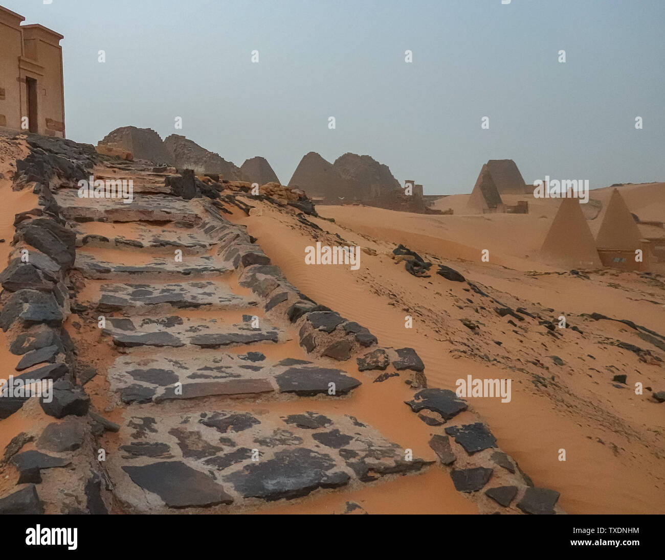 Scala di accesso alla Piramide dei faraoni nero del Kush impero in Sudan, Meroe Foto Stock