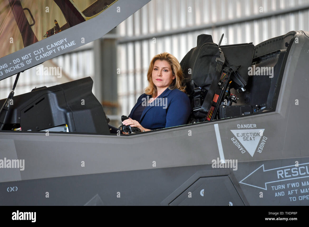 Il Segretario della Difesa Penny Mordaunt si siede in un cockpit di un F-35 Lightning jet a RAF Akrotiri a Cipro, dove ha annunciato che il velivolo ha volato su missioni operative per la prima volta come hanno unito gli sforzi per sradicare Stato islamico. Foto Stock