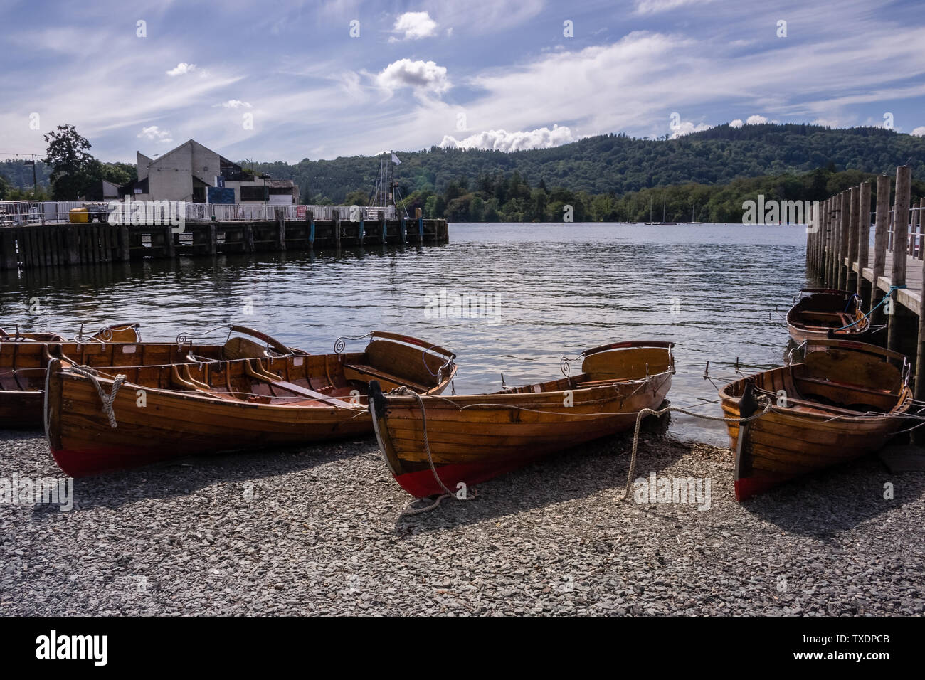 Barche a remi sul Lago Windemere nel Parco Nazionale del Distretto dei Laghi,Bowness,Inghilterra, Foto Stock