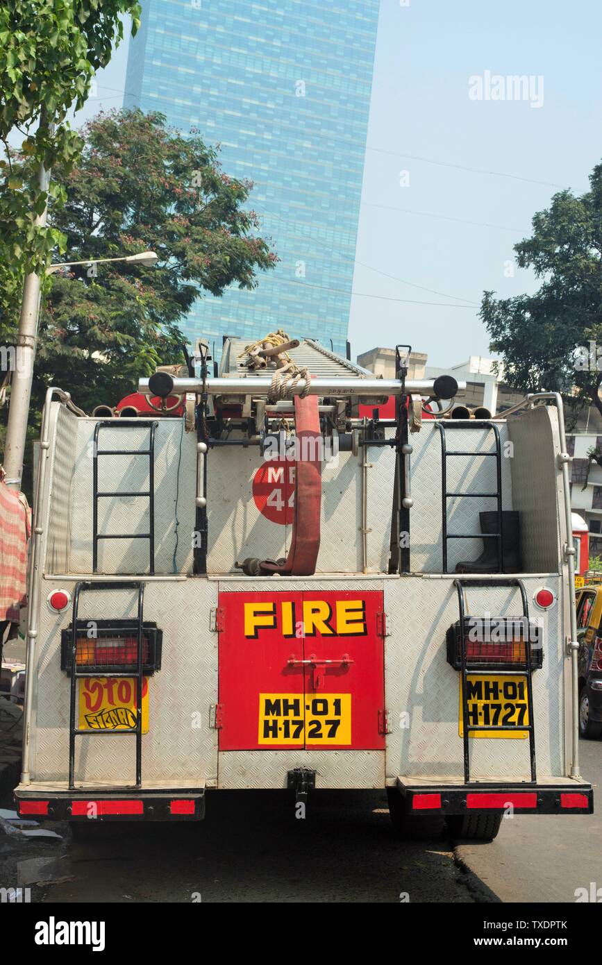 Vista posteriore dei Vigili del Fuoco carrello, Mumbai, Maharashtra, India, Asia Foto Stock