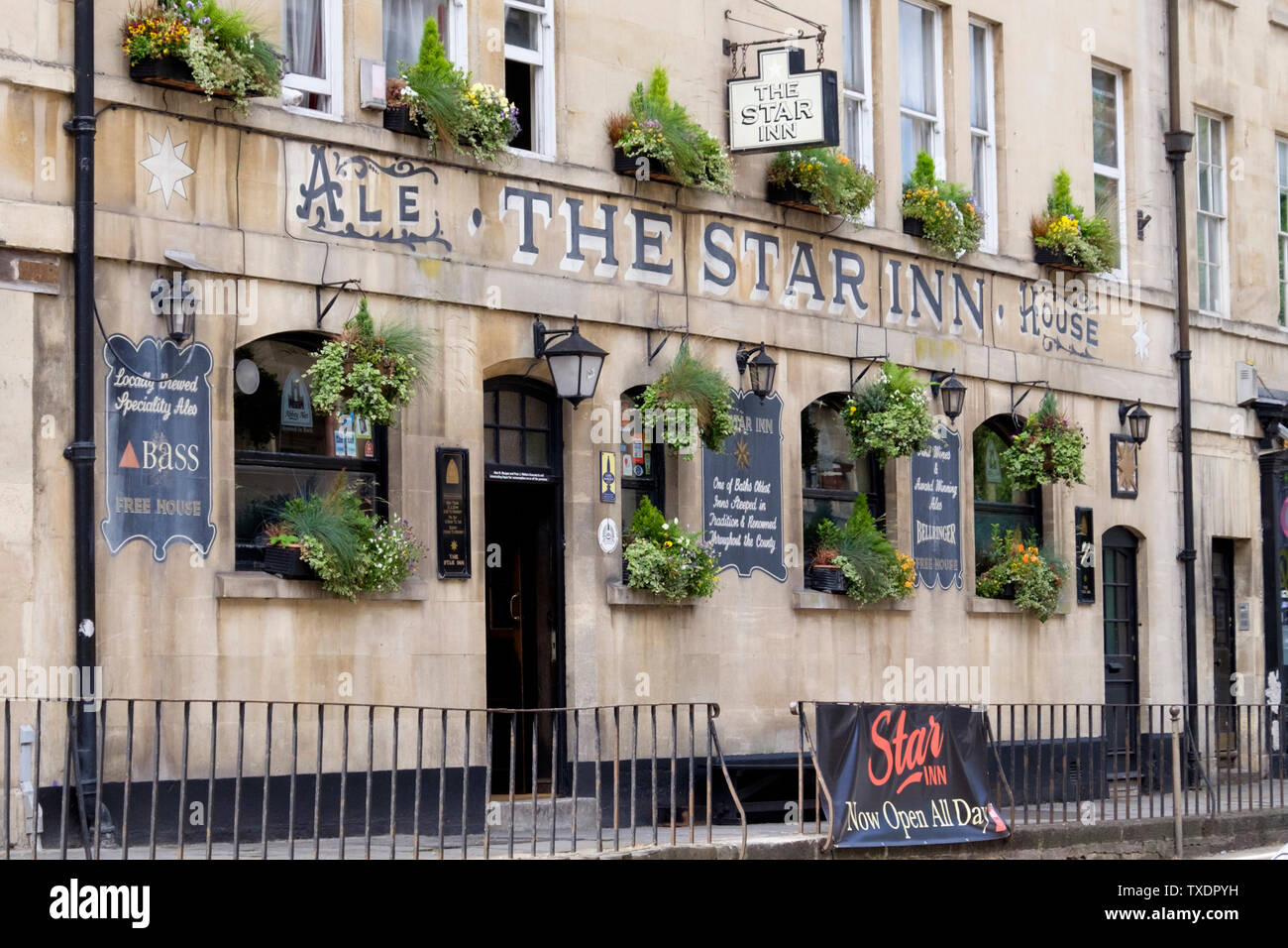 Lo Star Inn Pub, sulla A4 andando in Bath Somerset REGNO UNITO Foto Stock