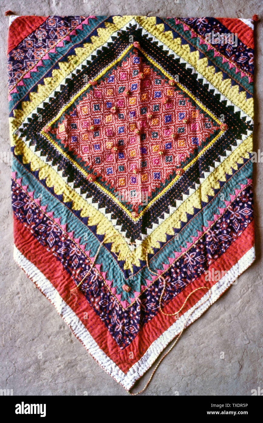 E trapuntato ricamato tessuto tessile da Kutch, Gujarat, India, Asia Foto Stock