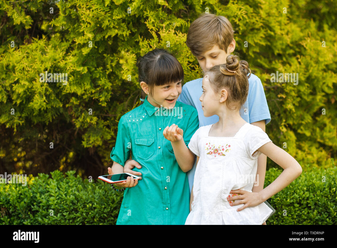 Tre bambini di età scolare divertirsi nella natura Foto Stock