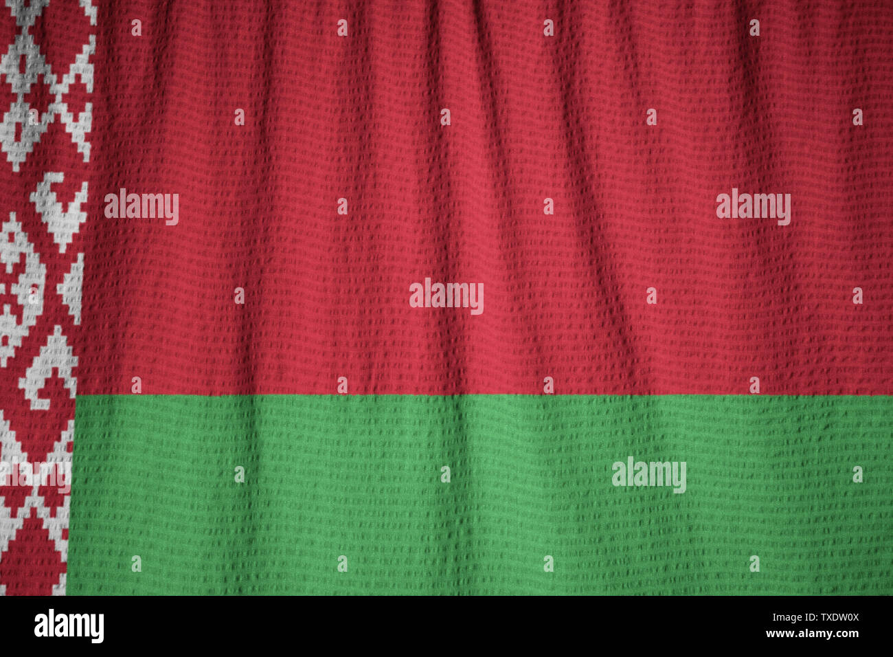 Increspato Bandiera della Bielorussia soffiando nel vento Foto Stock