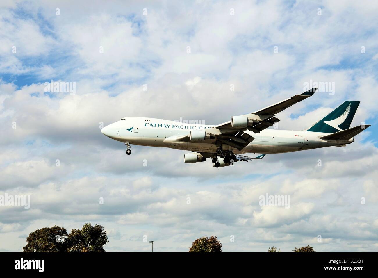 Cathay Pacific Hong Kong atterraggio aereo all'aeroporto di Heathrow di Londra, Regno Unito Foto Stock
