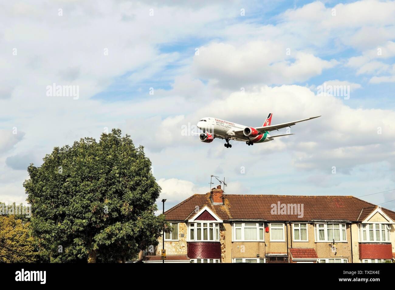Kenya Airways atterraggio aereo all'aeroporto di Heathrow di Londra, Regno Unito Foto Stock
